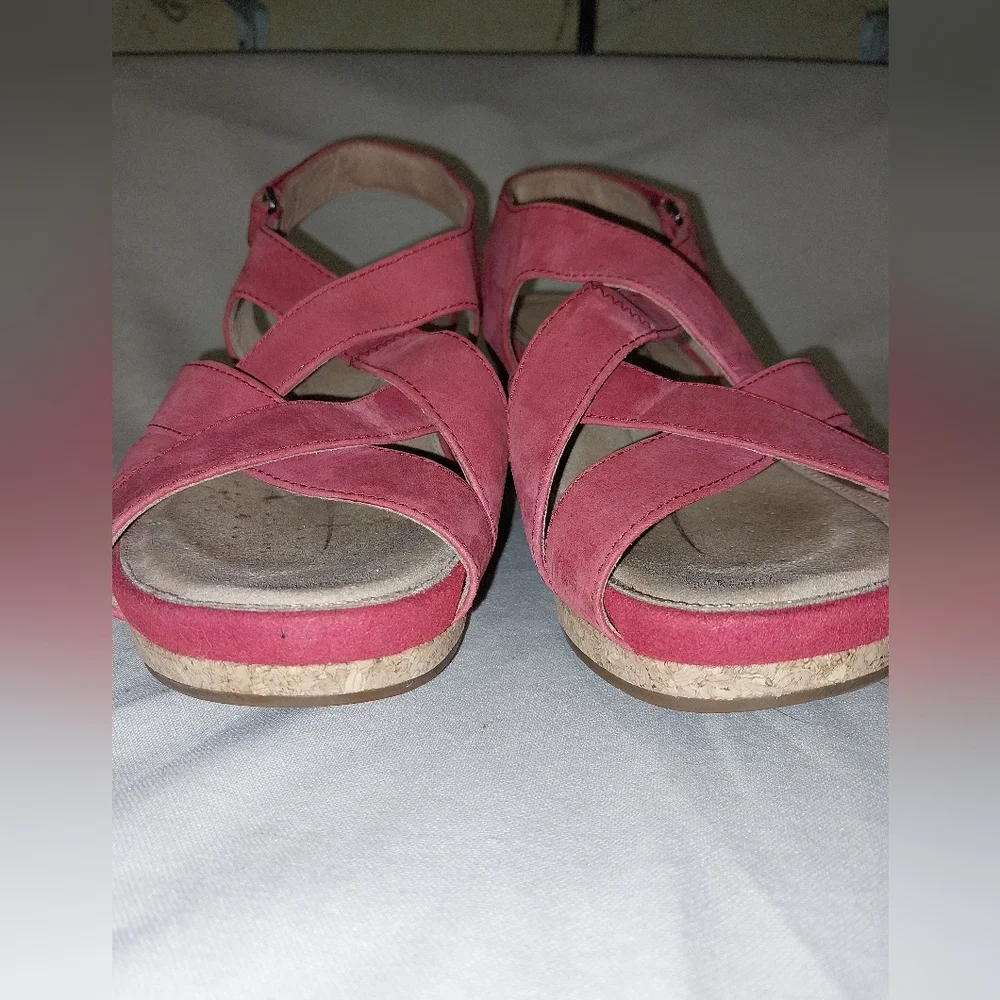 Clarks Un Capri Step Wedge Sandals- Red Nubuck Size 8.5